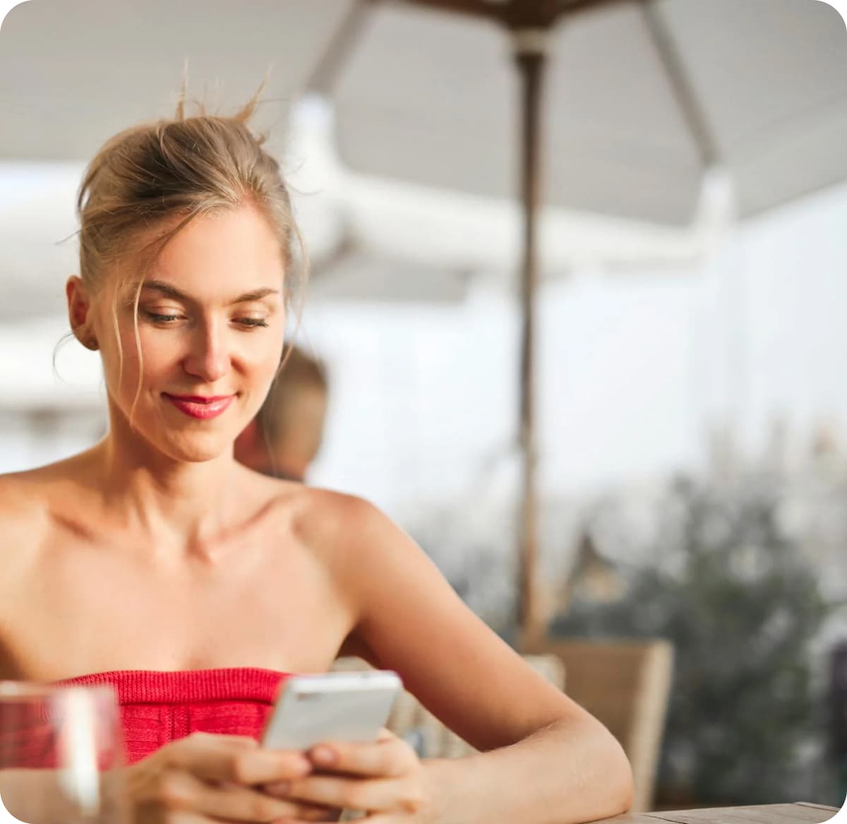 A girl using randevue.app in a restaurant